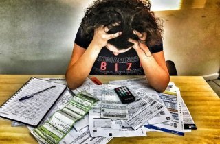 Brasil tem recorde de famílias endividadas e mais contas em atraso, revela pesquisa da CNC