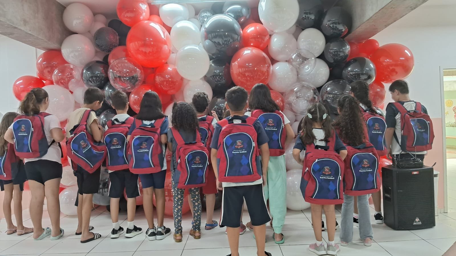 Educação em foco Santa Isabel distribui mais de 4,8 mil kits escolares e reforça investimento na rede municipal