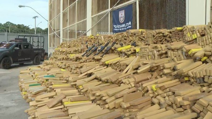 Quase 50 toneladas de maconha são achadas na Maré; PM diz que é a maior apreensão de droga da história do país