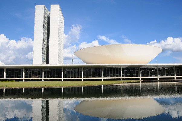 Câmara dos Deputados do Brasil autoriza sessões remotas e esvazia semana no Congresso