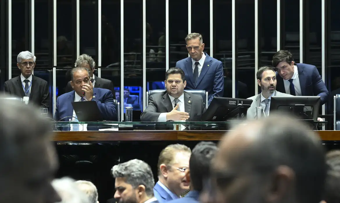 Congresso promulga lei que altera cálculo de penas para crimes contra a democracia