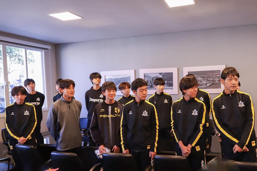 Prefeitura de Guararema recebe equipe de futsal do Japão