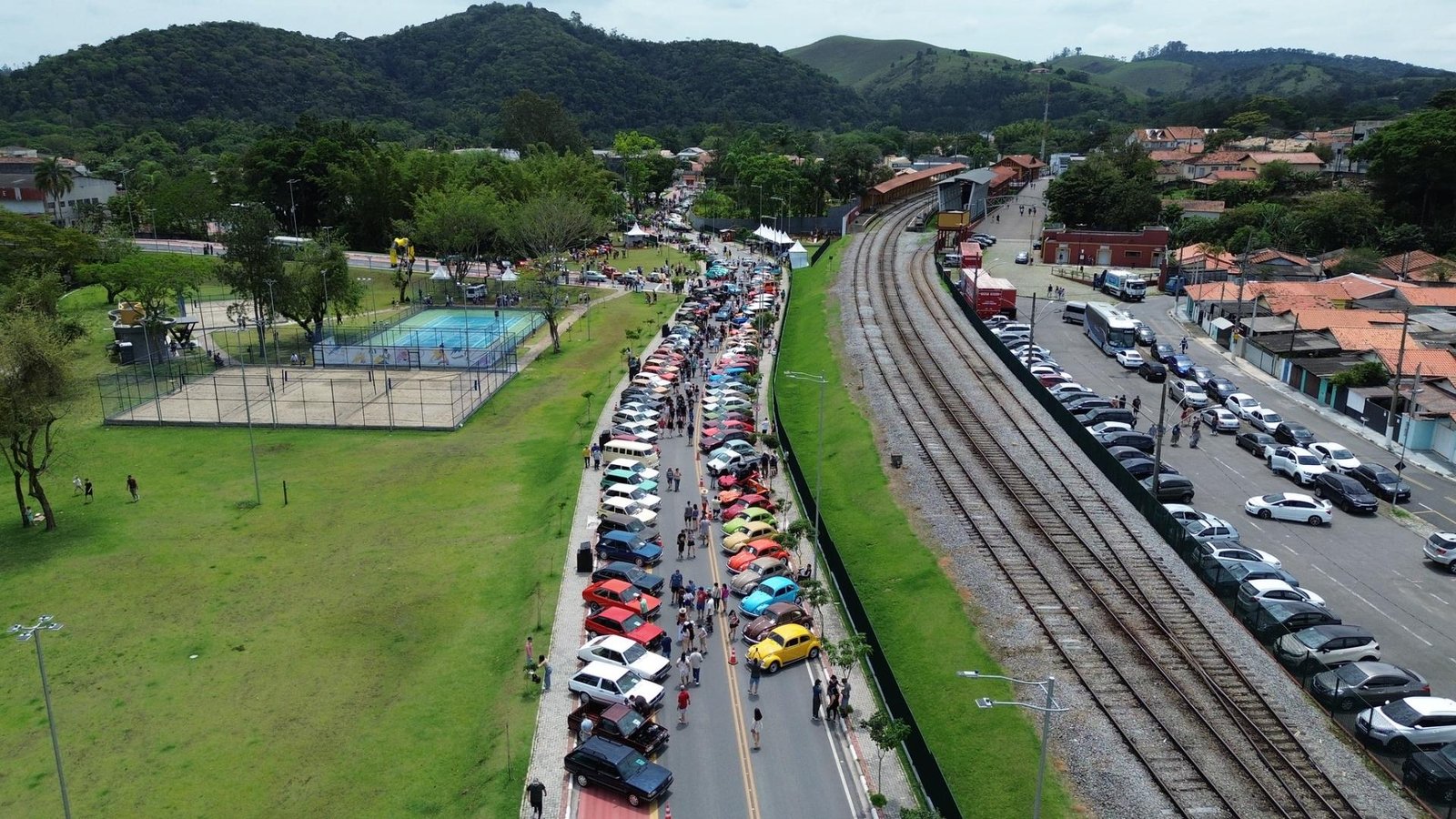 Guararema Classic Cars movimenta a cidade e arrecada mais de 300 quilos de alimentos